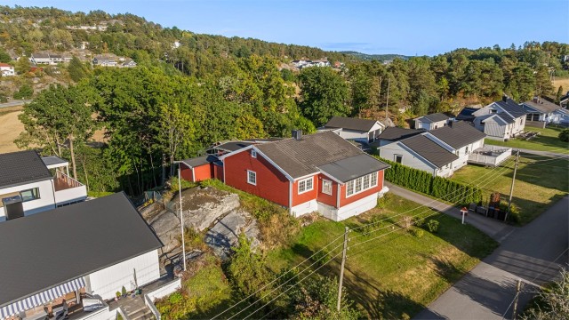 Eiendommen ligger i rolige og landlige omgivelser ca 2,5 km. fra Sandefjord sentrum med kort avstand til badeplasser og Mefjordens flotte skjærgård.
