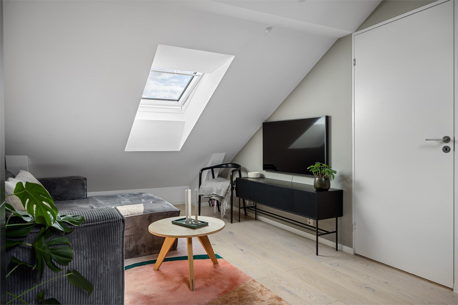 Velux takvinduer og lyse overflater bidrar til en luftig atmosfære.