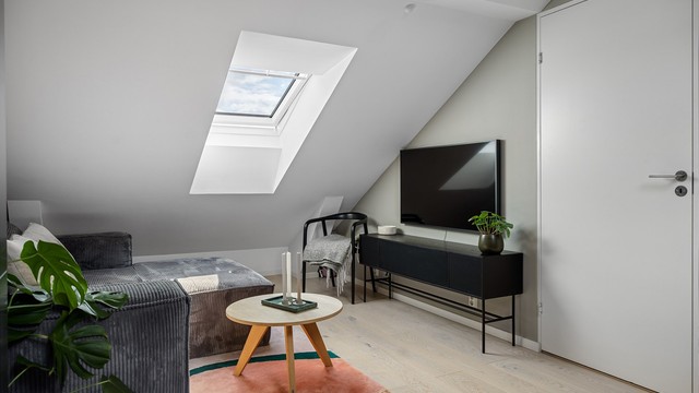Velux takvinduer og lyse overflater bidrar til en luftig atmosfære.