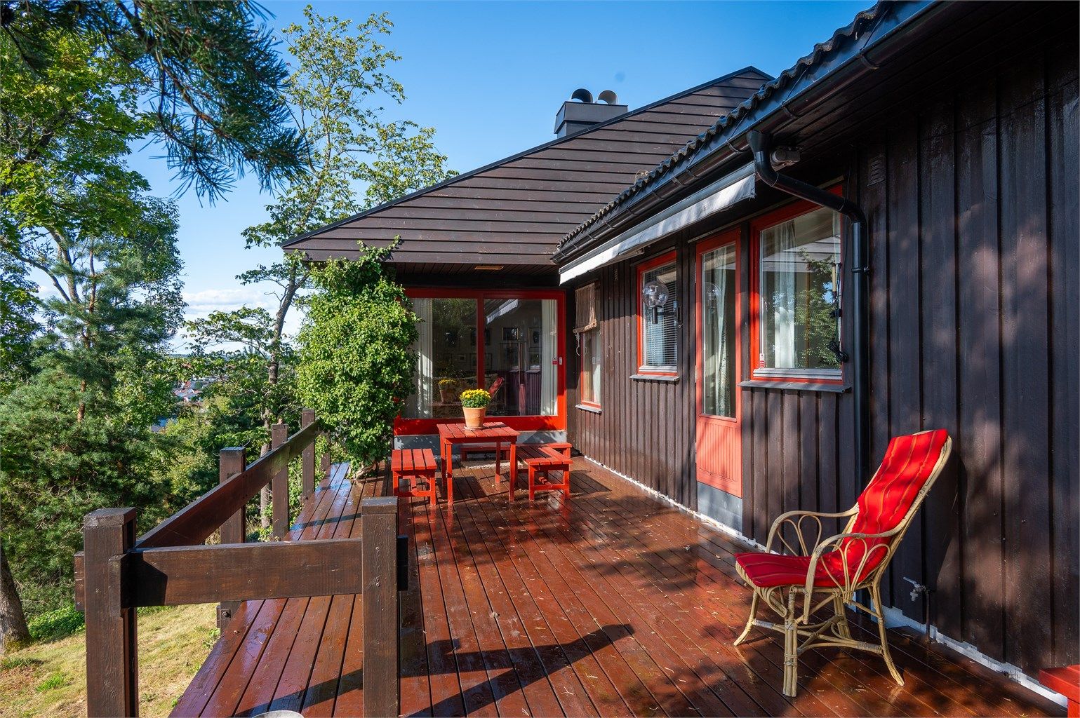 Romslig terrasse med plass til både spisegruppe og lounge – perfekt for solrike dager.