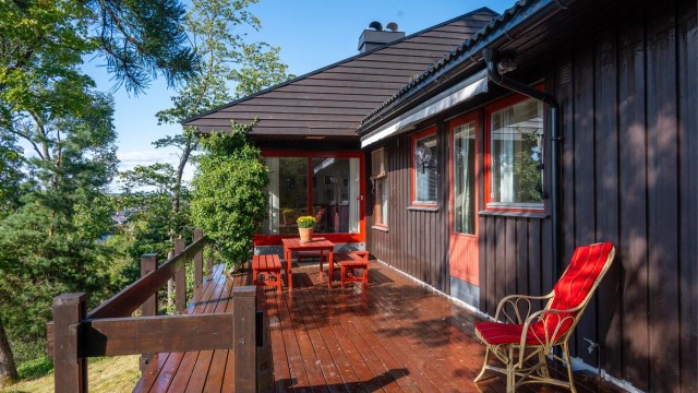 Romslig terrasse med plass til både spisegruppe og lounge – perfekt for solrike dager.