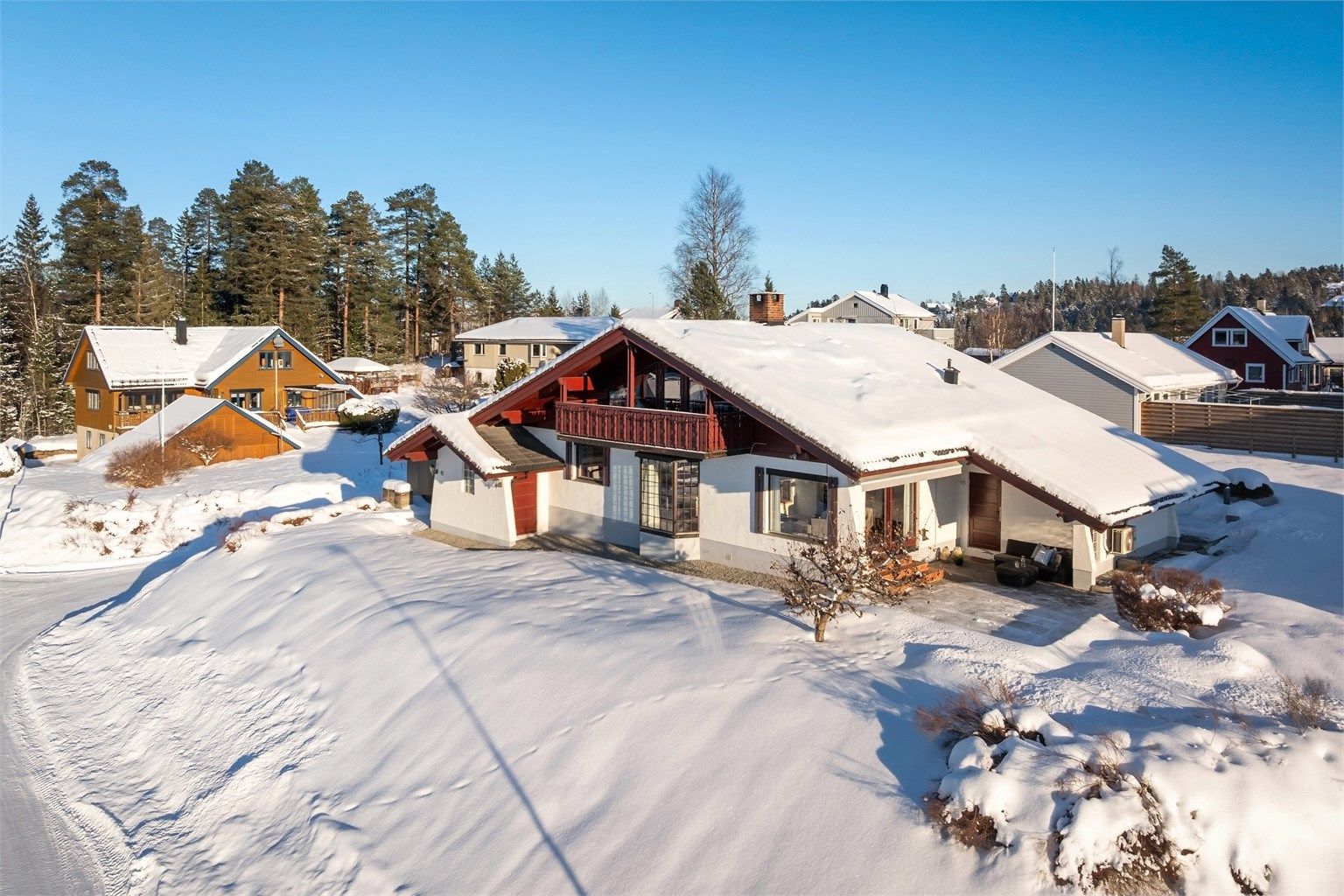 Boligen er utstyrt med solcellepanel på taket for å redusere strømkostnader. 
