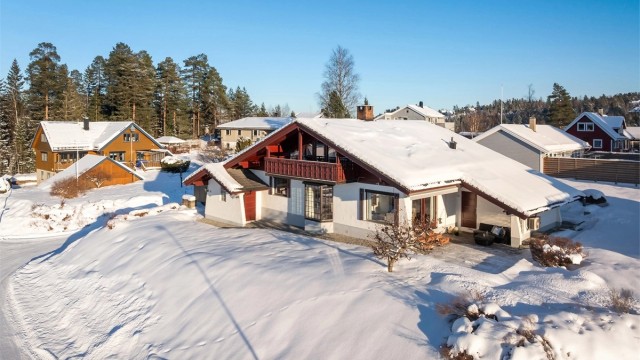 Boligen er utstyrt med solcellepanel på taket for å redusere strømkostnader.