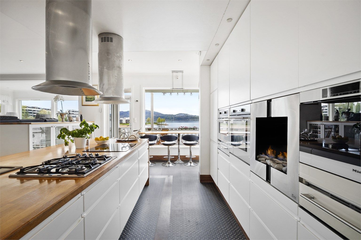 Stilren og velutstyrt IKEA-kjøkken fra 2008/2009 i flere seksjoner.
