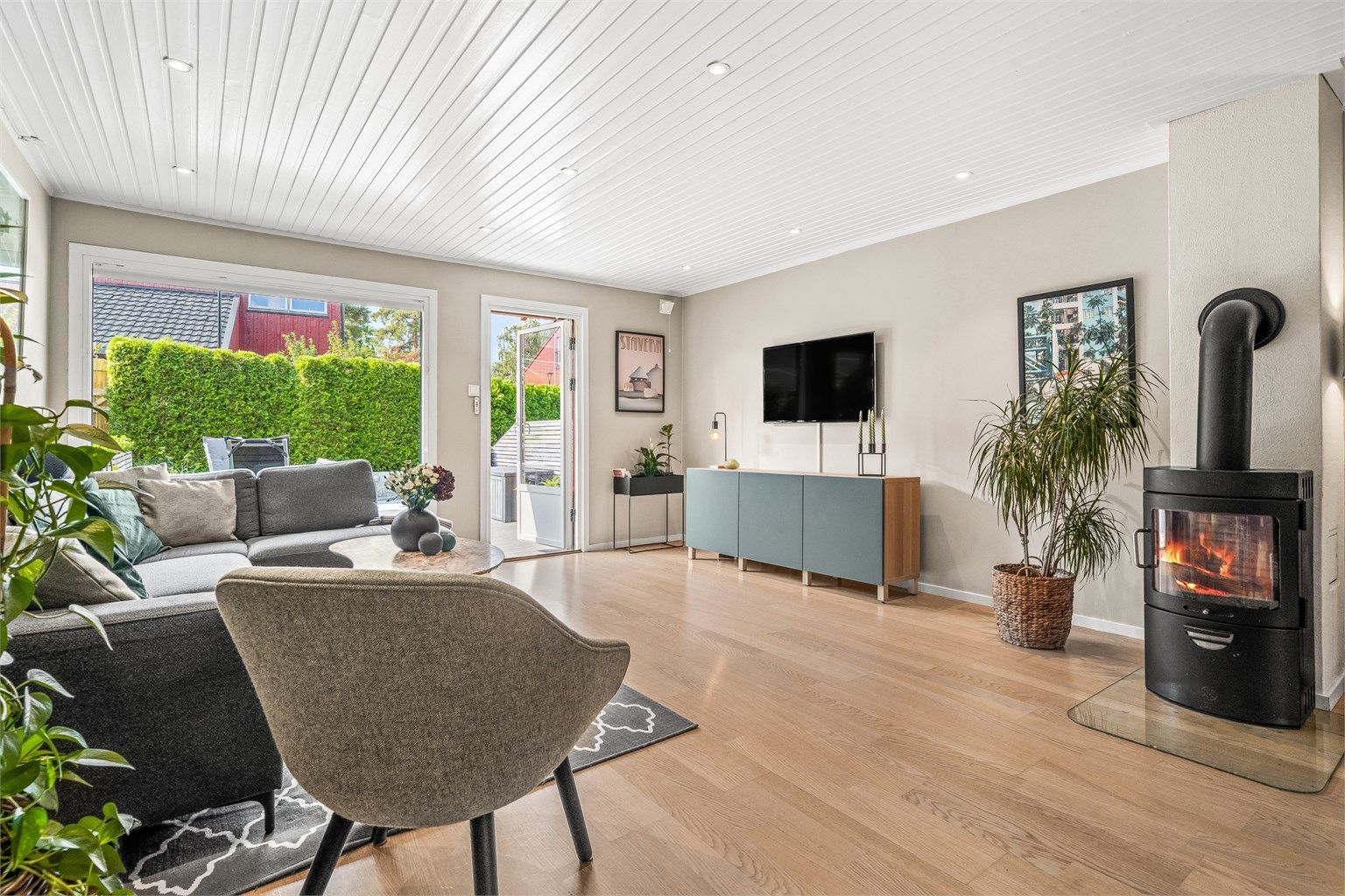 Stuen utgjør et lyst og luftig oppholdsrom med rikelig plass til ulike møbleringsløsninger. 