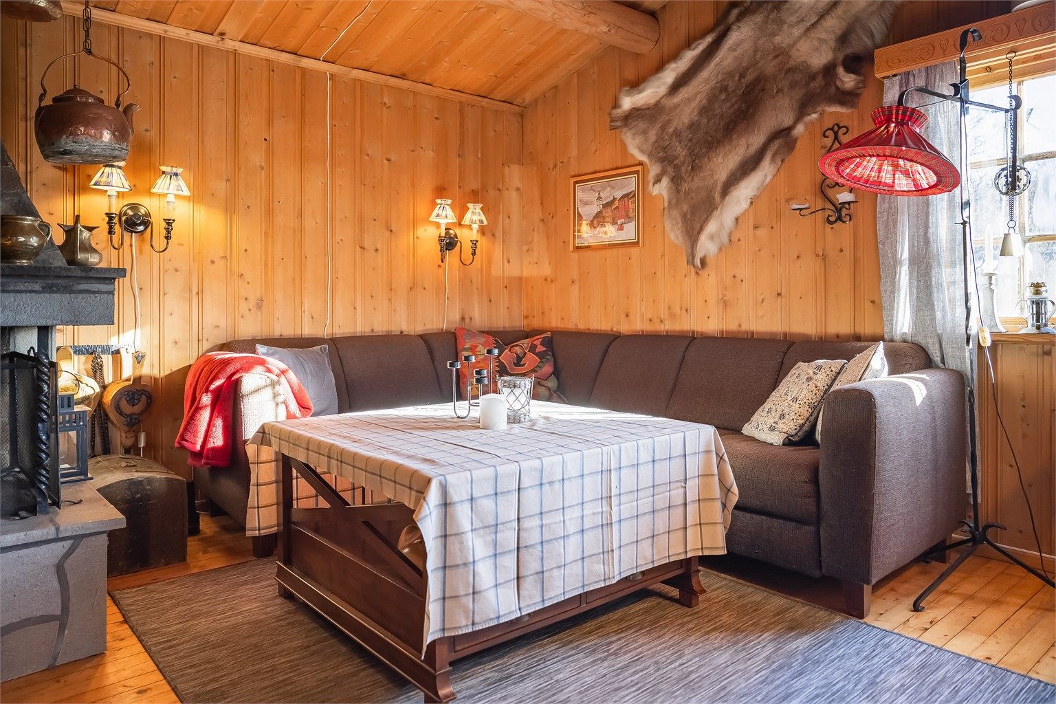 Her har man god plass til sofagruppe med tilhørende TV-møblement samt stor spisegruppe. 