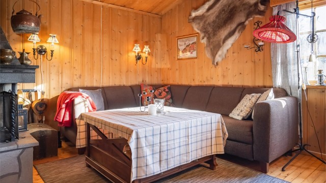 Her har man god plass til sofagruppe med tilhørende TV-møblement samt stor spisegruppe.