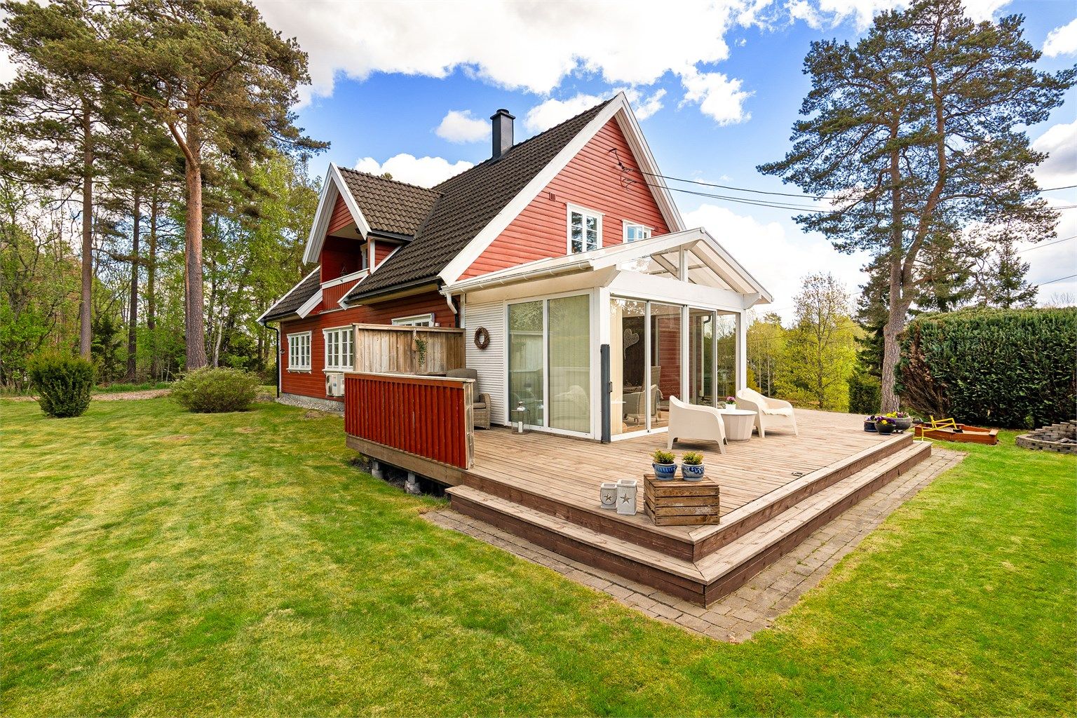 Ny terrasse med hagestue ble oppført rundt 2015/2016. Hagestuen er opplyst å være under 15 kvm. og oppført uten søknad/godkjenning. Fotograf; Kristoffer Kristiansen.