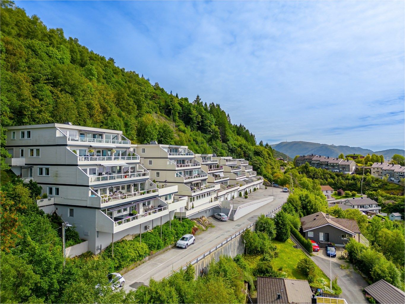 Rolig og tilbaketrukket beliggenhet øverst i Saudalen. Gode turmuligheter i umiddelbar nærhet.