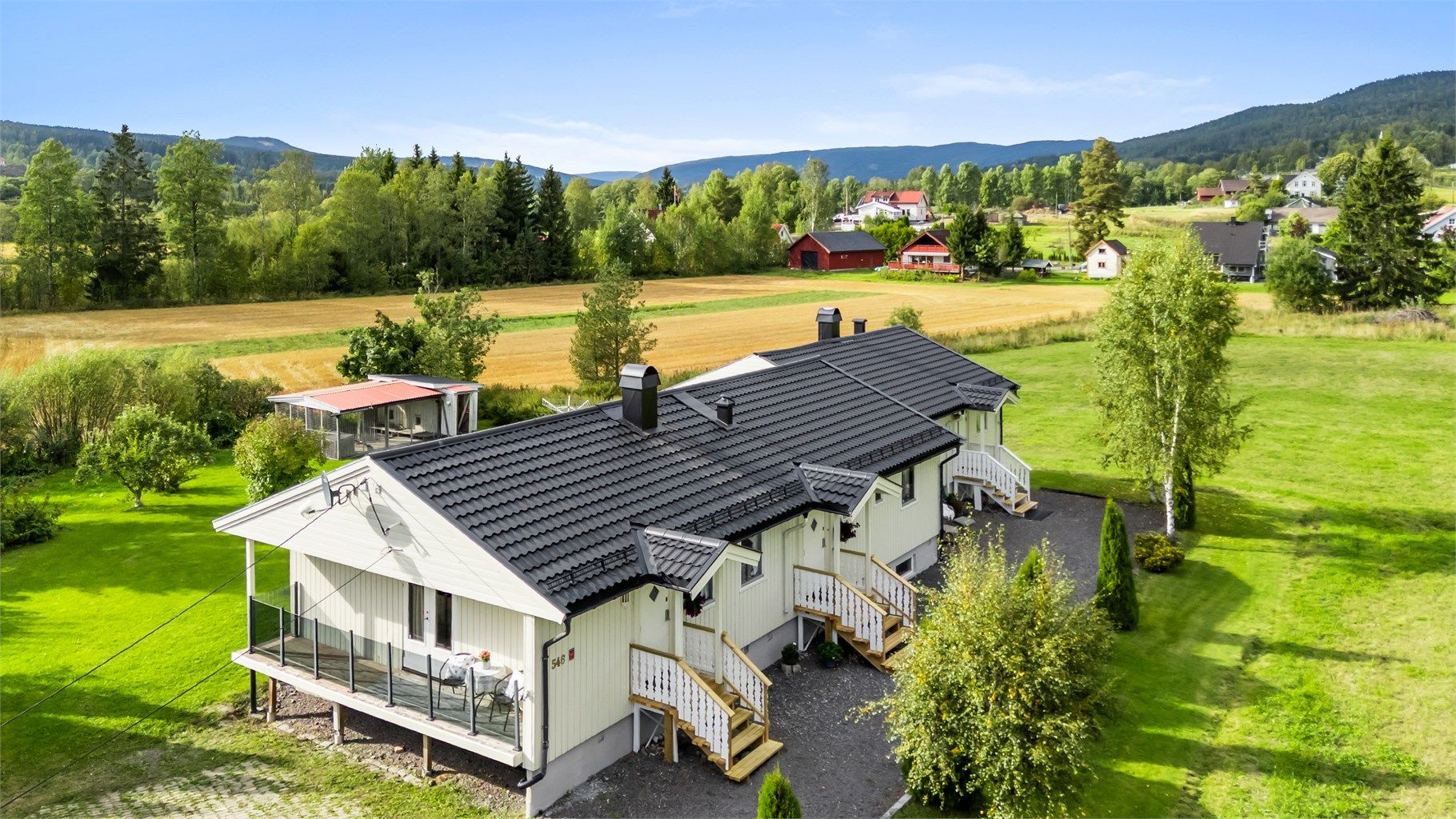 Boligen har to inngangspartier inn til den største delen og en egen inngang inn til den minste delen.