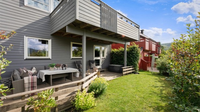 Denne flotte familieboligen ligger i et rolig og barnevennlig nabolag på Helset på Bærums Verk