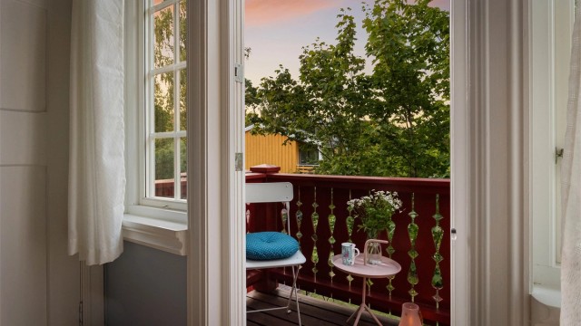 Balkongen på 2 m² har plass til en liten sittegruppe.