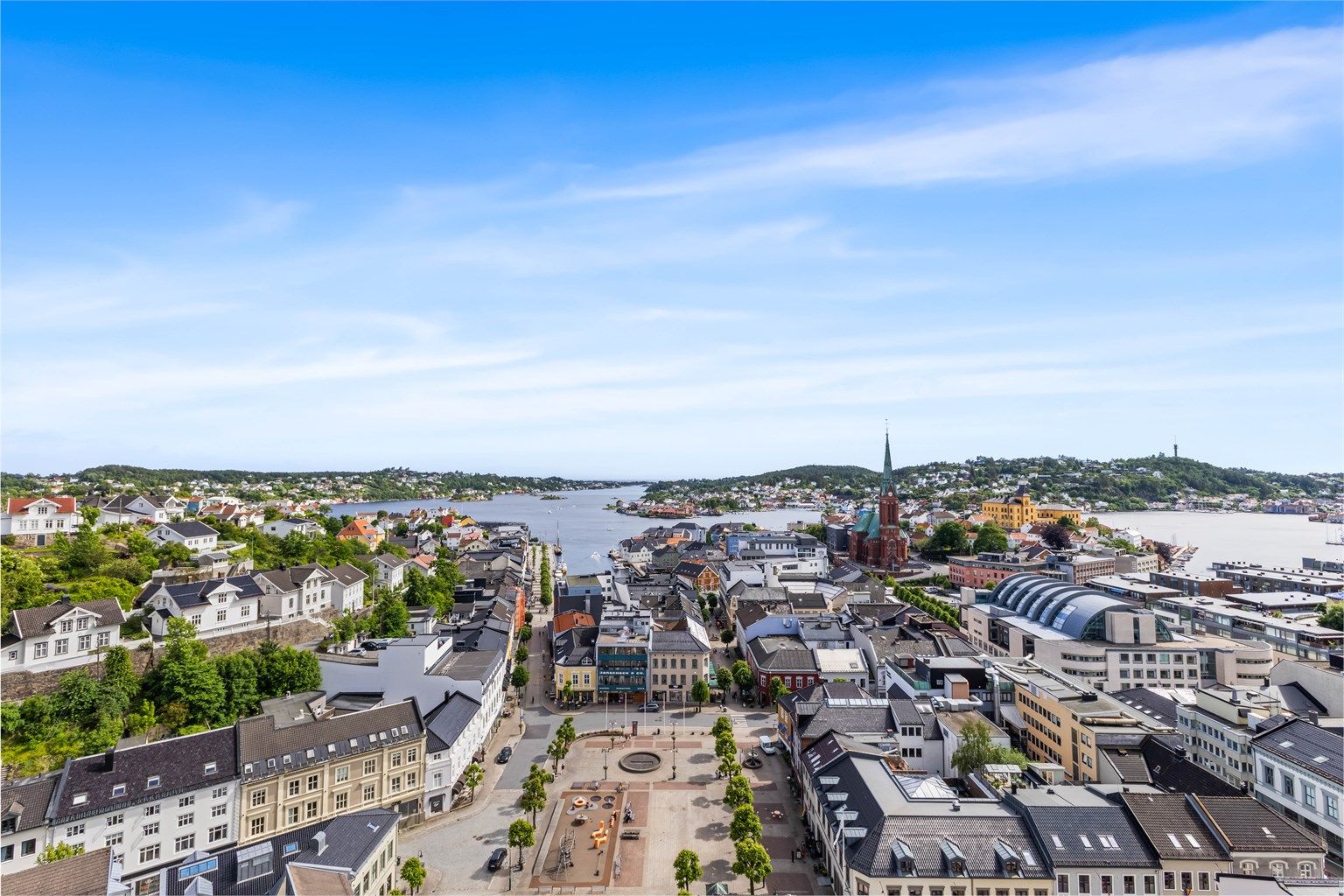 Leiligheten ligger midt i byen med gangavstand til alle fasiliteter. Det er badestrand ved Hill Marina som er få minutter unna.