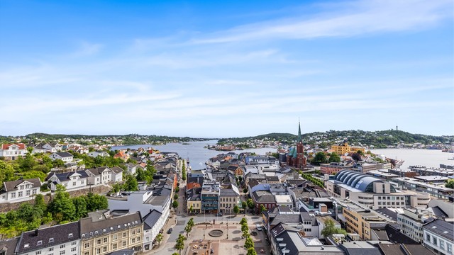 Leiligheten ligger midt i byen med gangavstand til alle fasiliteter. Det er badestrand ved Hill Marina som er få minutter unna.