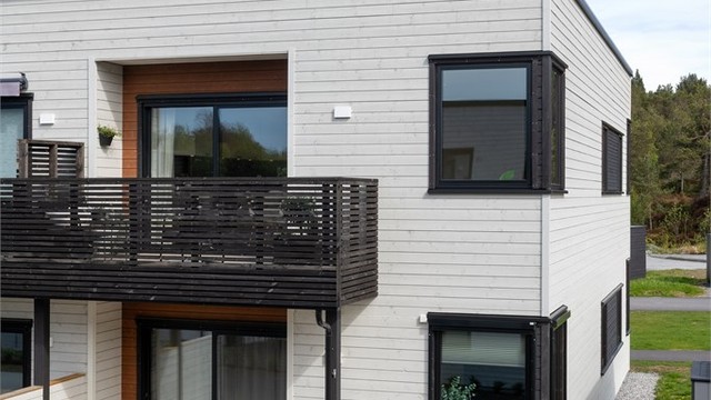 Leiligheten ligger i et moderne og nylig oppført leilighetsbygg fra 2024/2025. Bygget har både liggende og stående trekledning.
