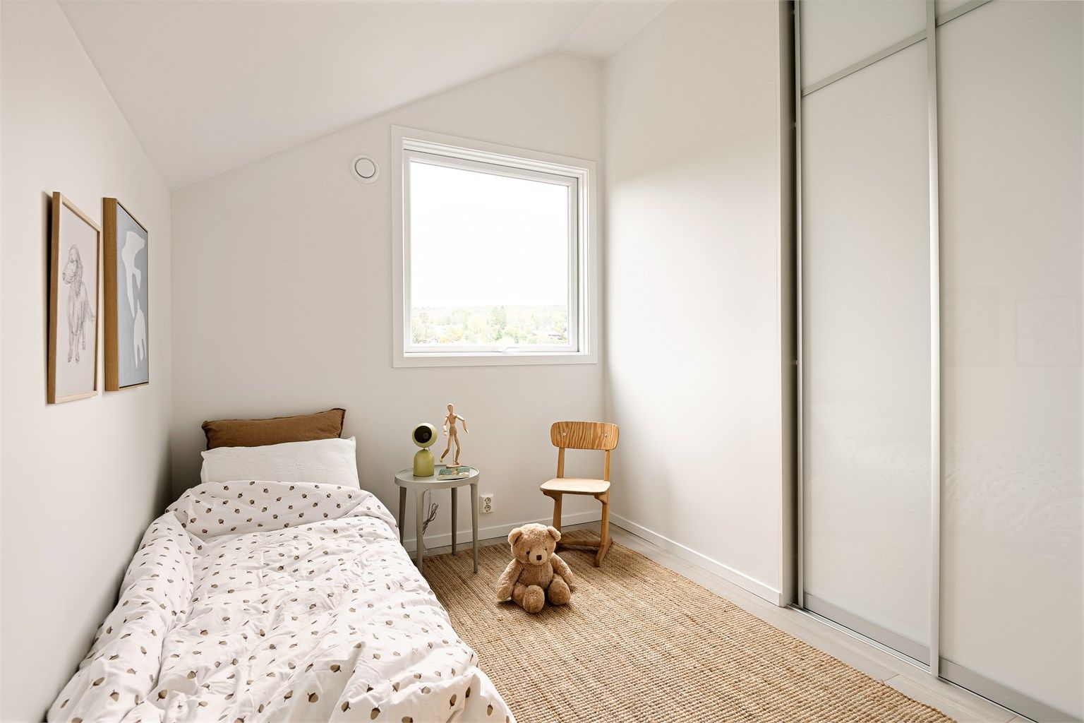 Soverom i 2. etasje med integrert skyvedørsgarderobe og ekstra takhøyde. Perfekt barnerom, gjesterom eller til hjemmekontor. 