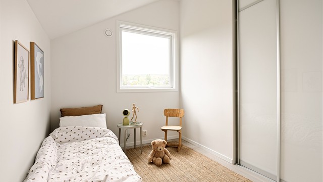 Soverom i 2. etasje med integrert skyvedørsgarderobe og ekstra takhøyde. Perfekt barnerom, gjesterom eller til hjemmekontor.