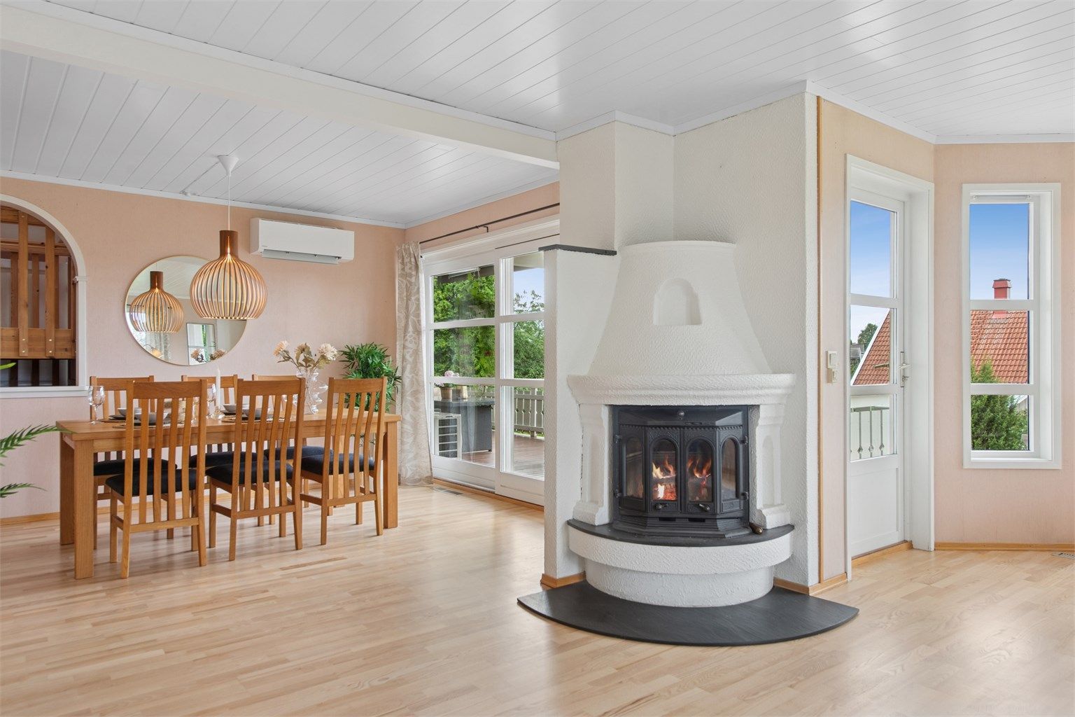 Peisovn som er fint plassert mellom sone for spisestue og stue. 