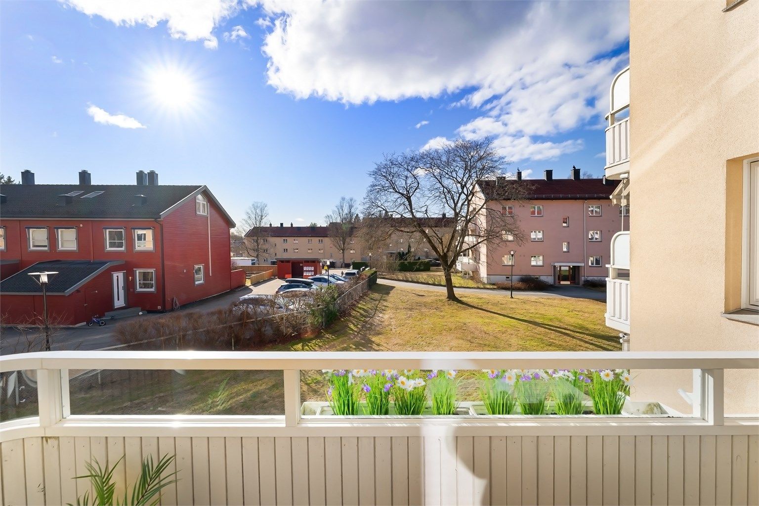 Fra balkongen ser man ut over de rolige og grønne omgivelsene.