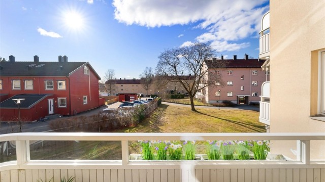 Fra balkongen ser man ut over de rolige og grønne omgivelsene.