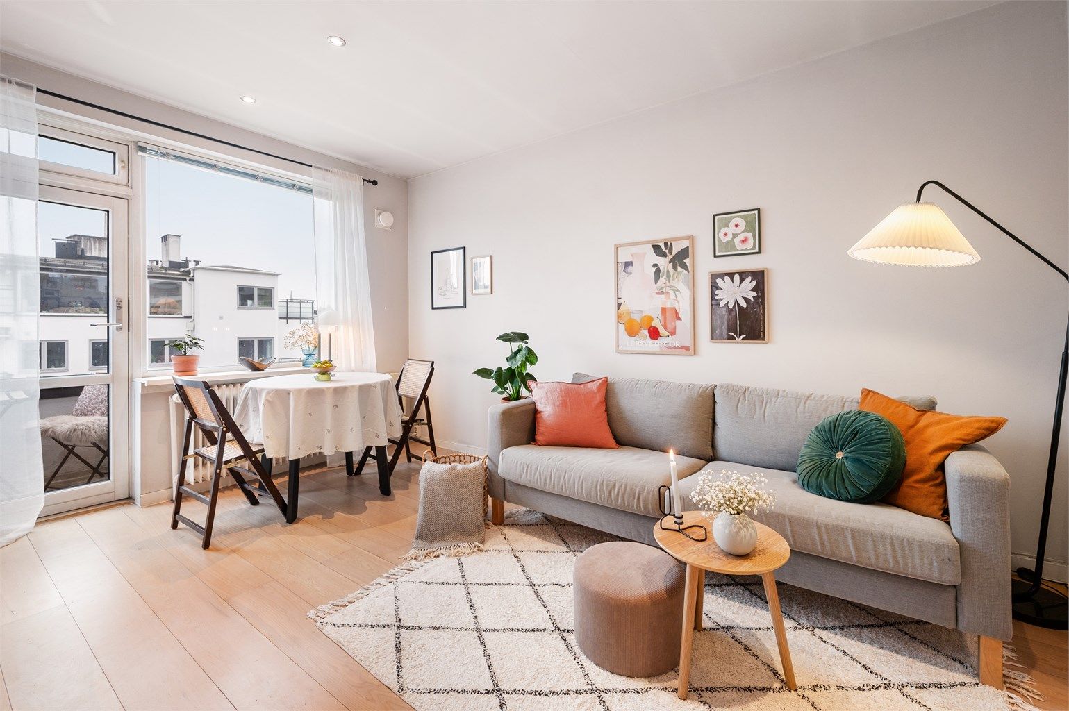 Leiligheten har en åpen planløsning med plass til både sofa, seng og spisebord