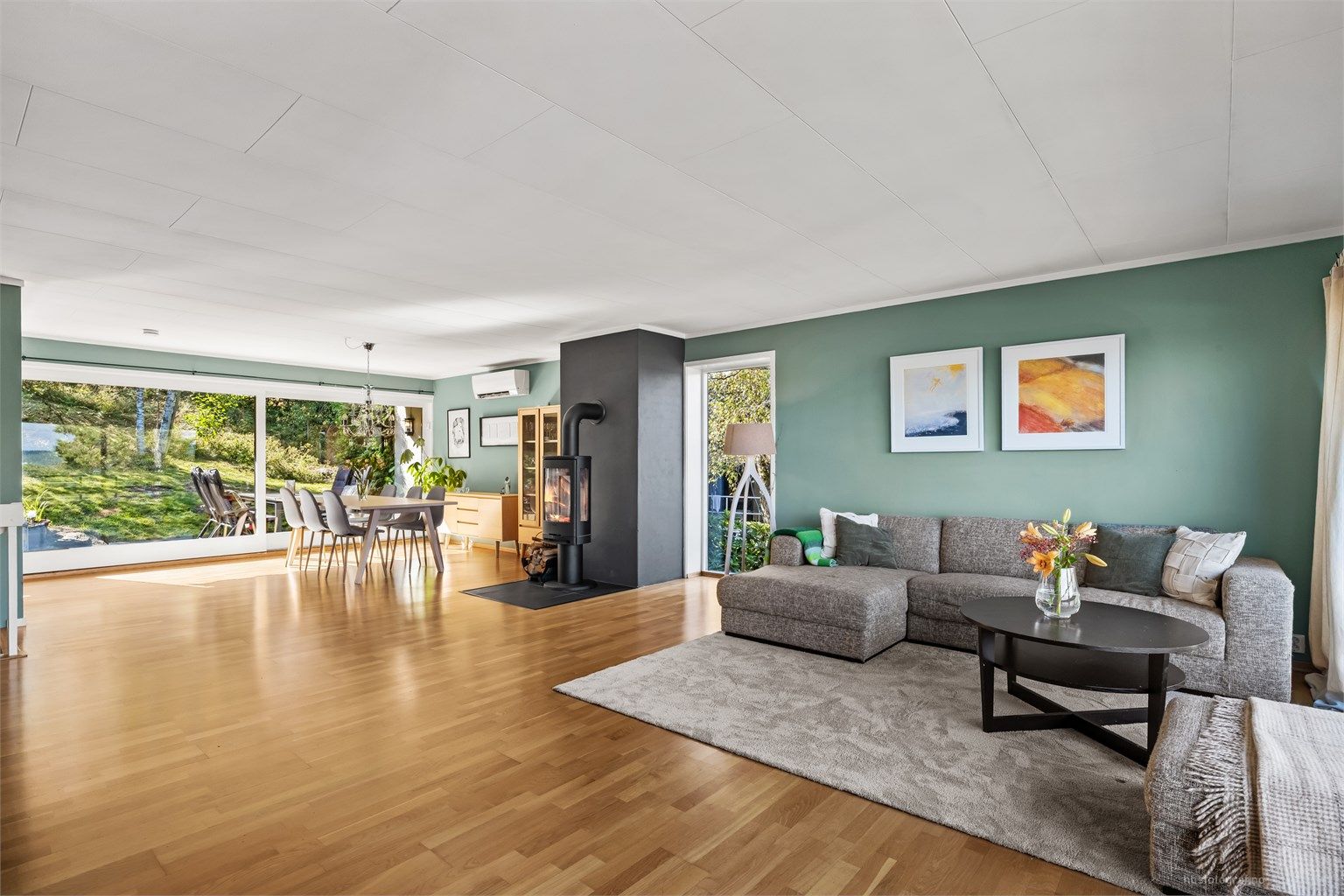 Innbydende og pen halvpart av vertikaldelt 2-mannsbolig med 2 etasjer