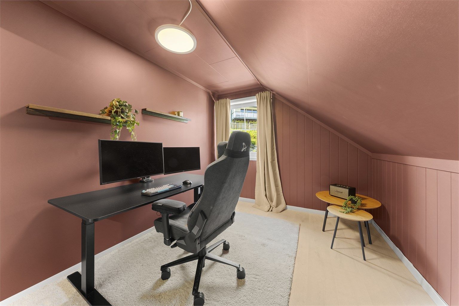 Soverom 2 er av god størrelse med plass til seng og skap.
