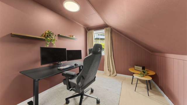 Soverom 2 er av god størrelse med plass til seng og skap.