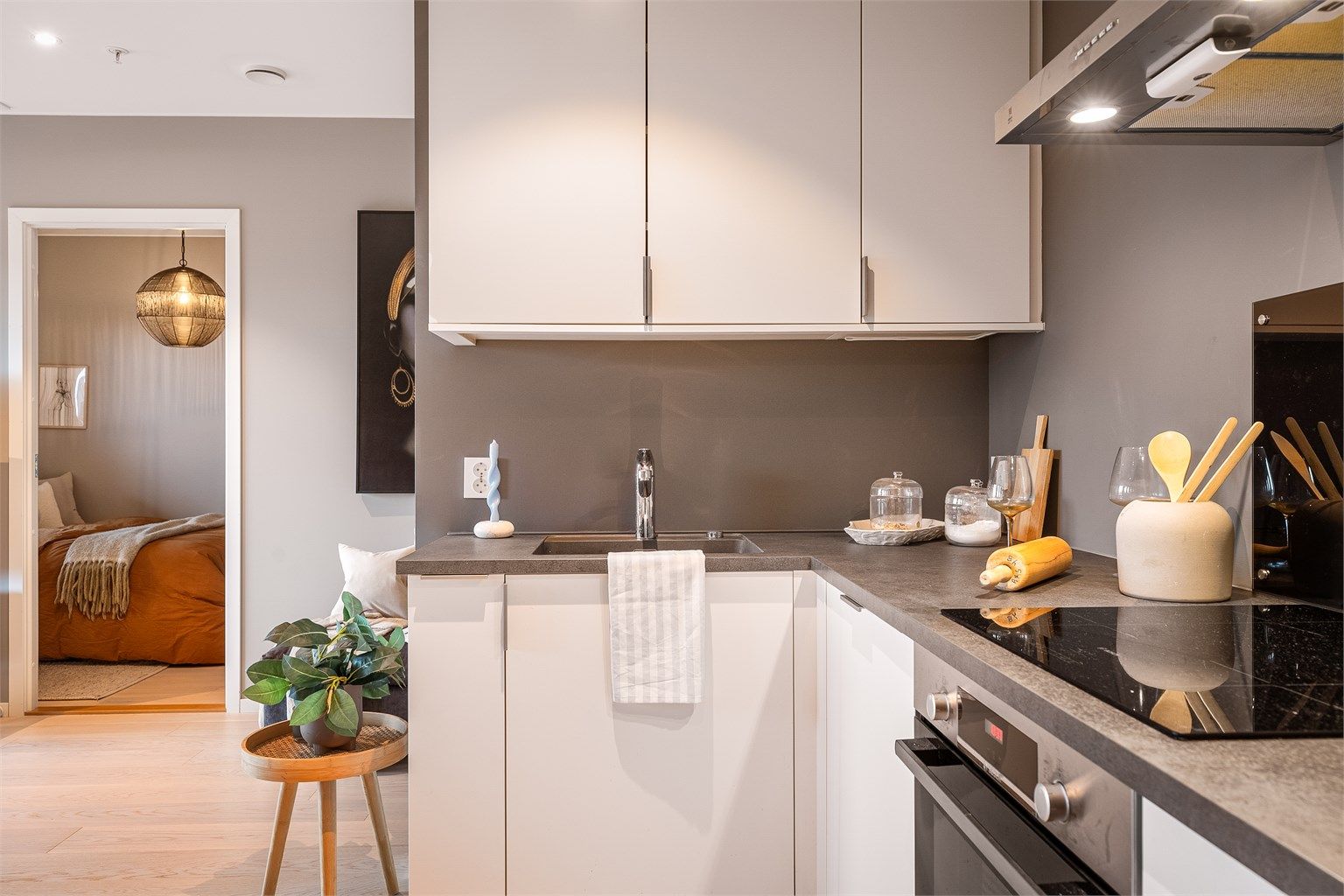 - Et lekkert og praktisk kjøkken med god oppbevaringsplass -