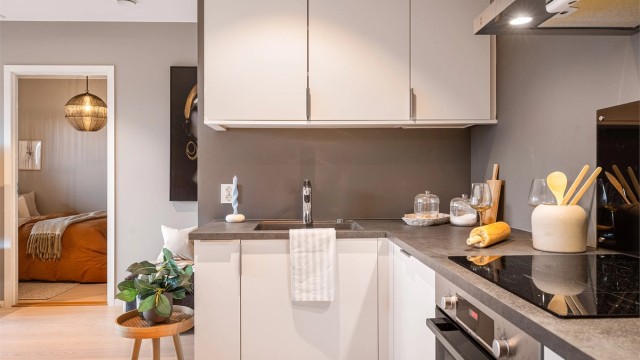 - Et lekkert og praktisk kjøkken med god oppbevaringsplass -