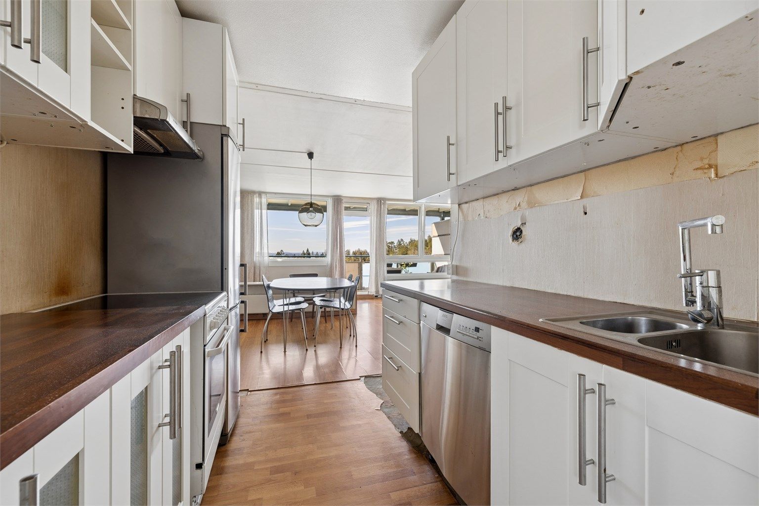 Kjøkkenet ligger i åpen løsning mot spiseplassen.