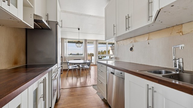 Kjøkkenet ligger i åpen løsning mot spiseplassen.