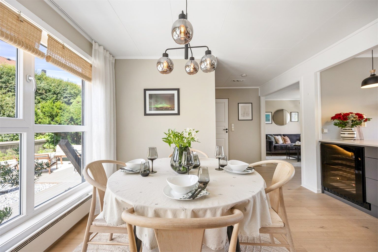 Fra spisestuen er det direkte utgang til den store terrassen på ca. 77 m².