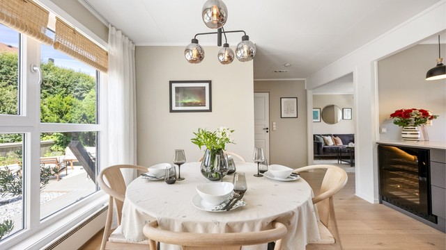 Fra spisestuen er det direkte utgang til den store terrassen på ca. 77 m².