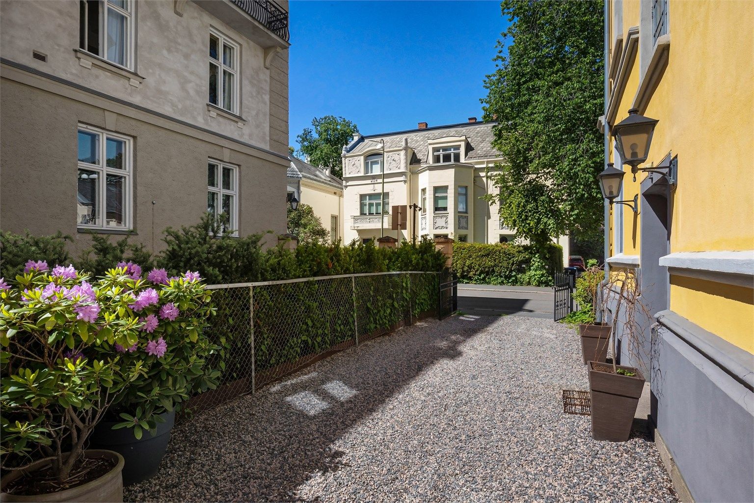 Eiendommen er en klassisk bygård fra 1894 med murfasade og velholdte fellesområder.