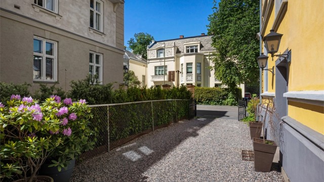 Eiendommen er en klassisk bygård fra 1894 med murfasade og velholdte fellesområder.