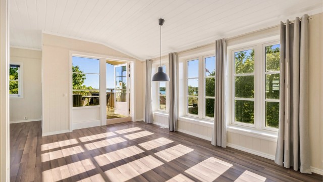 Fra stuen er det direkte utgang til en overbygd, sydvestvendt veranda.