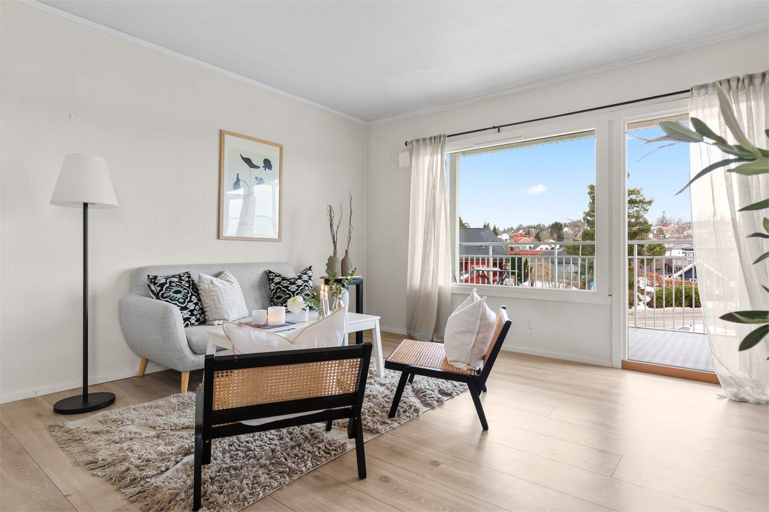 Stue - store vindusflater som gir rikelig med naturlig lysinnslipp