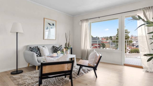 Stue - store vindusflater som gir rikelig med naturlig lysinnslipp