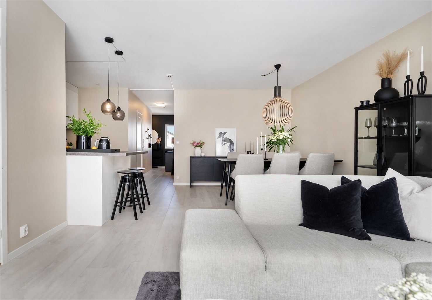 Veggflater er malt i en behagelig og moderne beigetone. Gulvflater er belagt med laminat og innvendig tak er av malt betong