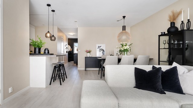 Veggflater er malt i en behagelig og moderne beigetone. Gulvflater er belagt med laminat og innvendig tak er av malt betong