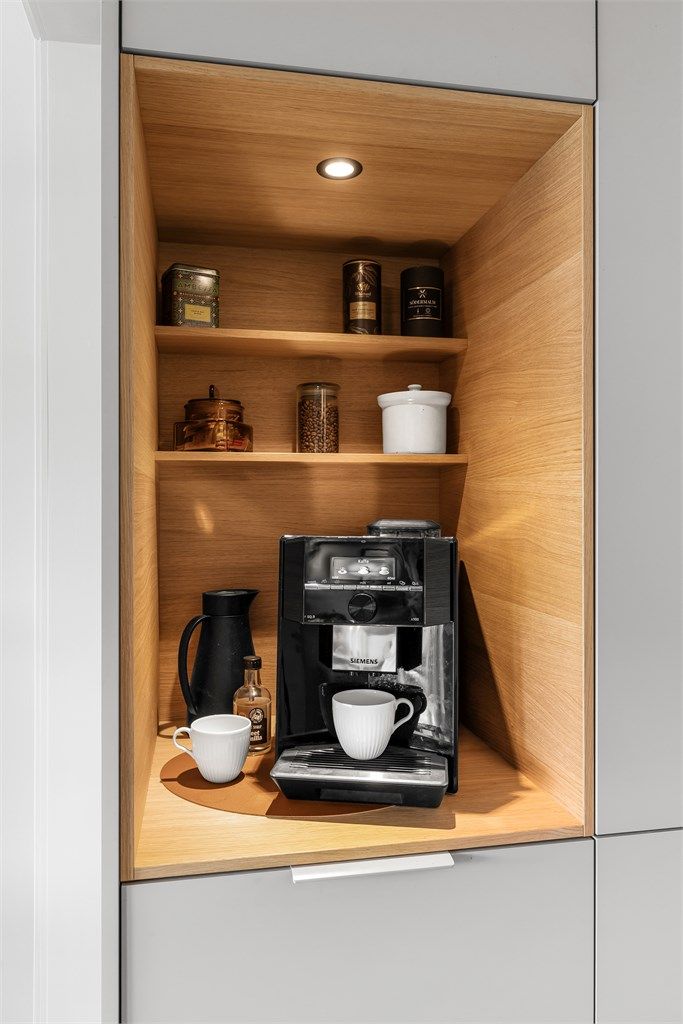 Kaffestasjonen er en flott detalj i et nydelig kjøkken