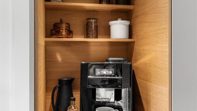 Kaffestasjonen er en flott detalj i et nydelig kjøkken