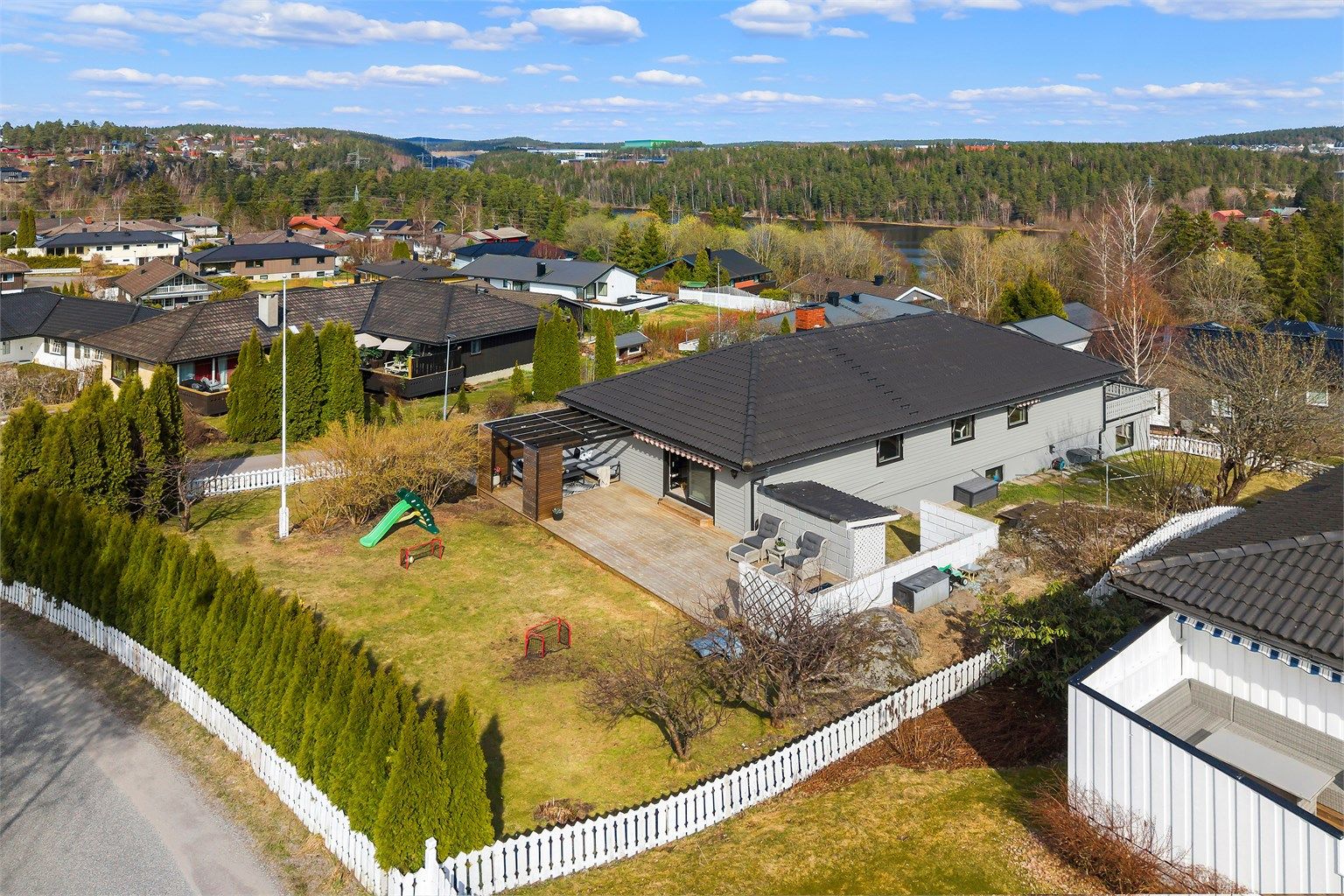 Eiendommen har en stor privat hage og flere uteplasser inviterer til lek og sosiale sammenkomster. 