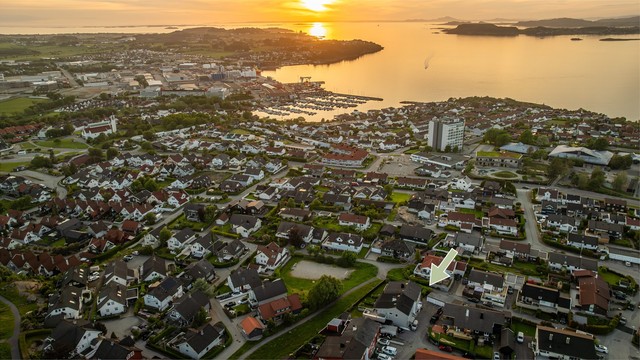 Boligen ligger i et etablert boligfelt på Tasta, med nydelig utsikt i flere retninger. Området består for det meste av lik bebyggelse og her ligger du på en høyde som gir åpent og fritt utsyn, i tillegg til friområde i front.