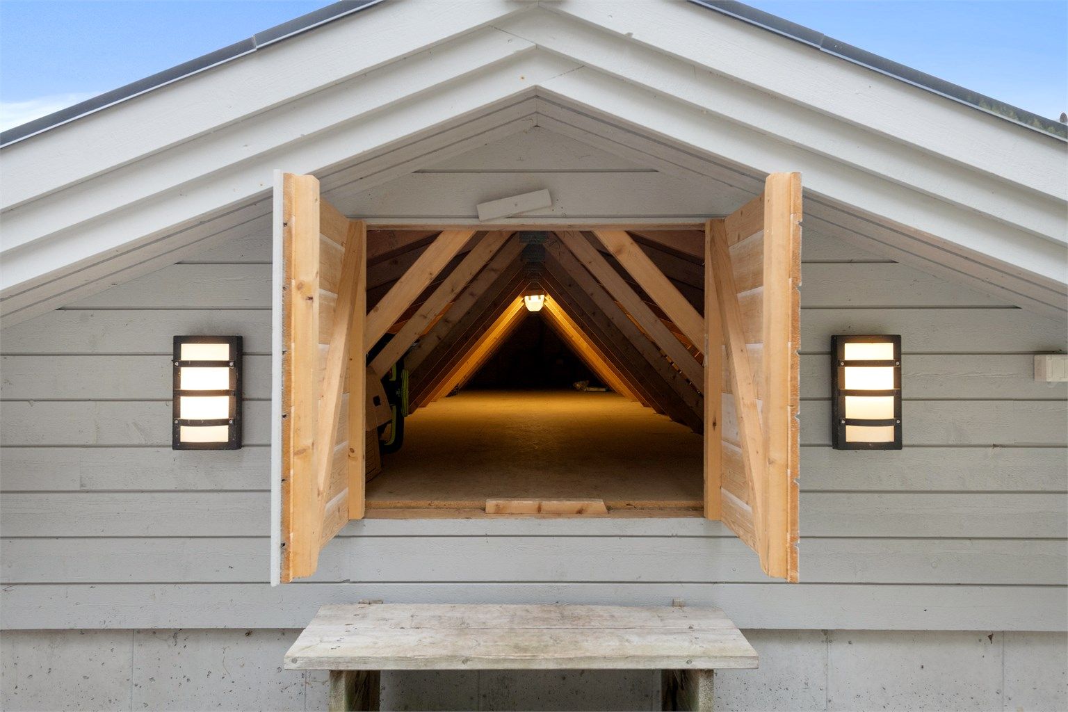 Over garasjen er det et praktisk lagringsloft med god plass.