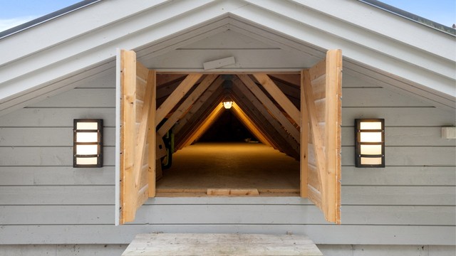 Over garasjen er det et praktisk lagringsloft med god plass.