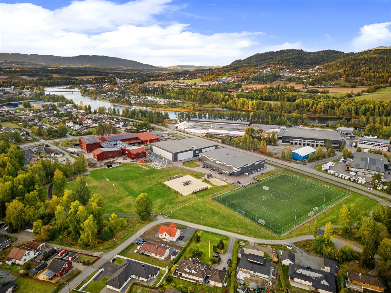 Idrettsanlegg ved barneskolen med flerbrukshall/turnhall, bordtennis, fotballhall, kunstgressbane, sandvolleyball- og sandhåndballbaner