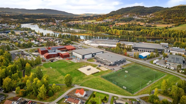Idrettsanlegg ved barneskolen med flerbrukshall/turnhall, bordtennis, fotballhall, kunstgressbane, sandvolleyball- og sandhåndballbaner