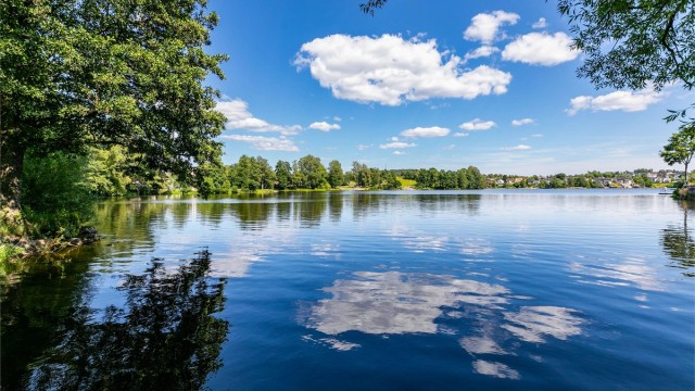 I den nærliggende Nesparken er det sommerstid mulighet for soling og bading fra fine sandstrender. Kort vei er det naturligvis også til fine strender langs sjøen.